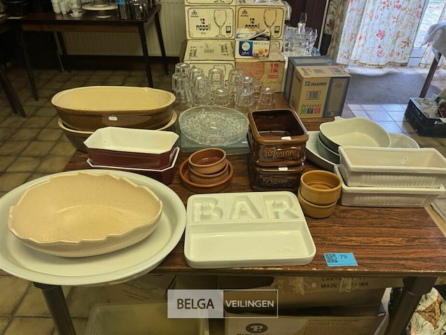 Diverse oven schalen op tafel - afbeelding 2 van  8