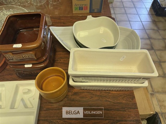 Diverse oven schalen op tafel - afbeelding 3 van  8