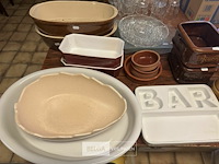 Diverse oven schalen op tafel - afbeelding 4 van  8