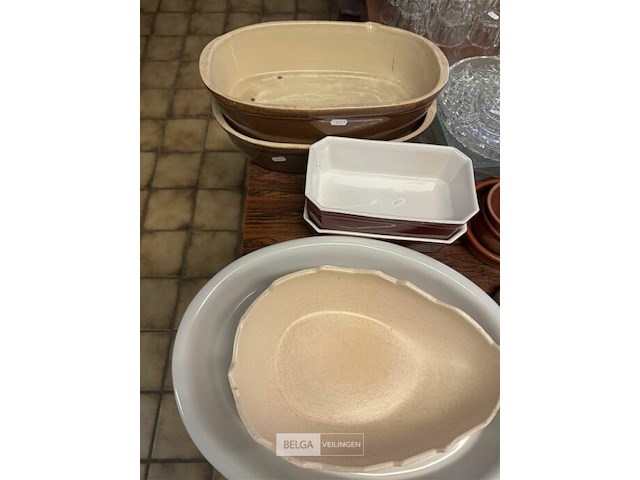 Diverse oven schalen op tafel - afbeelding 5 van  8