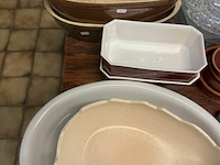 Diverse oven schalen op tafel - afbeelding 5 van  8