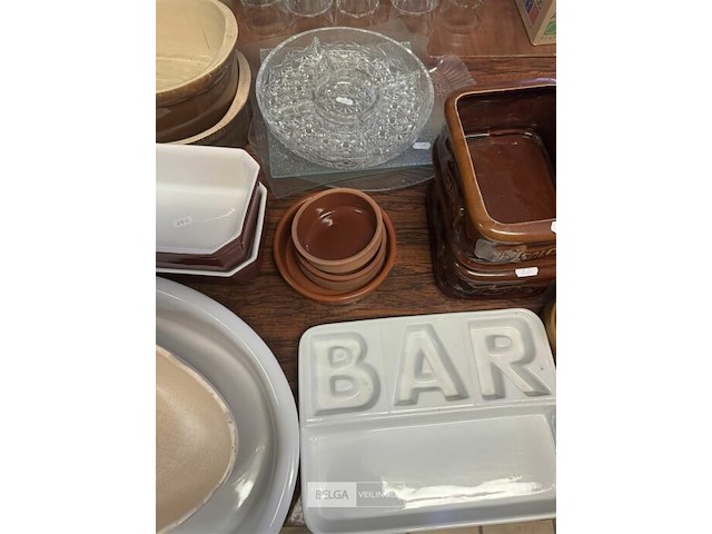 Diverse oven schalen op tafel - afbeelding 6 van  8