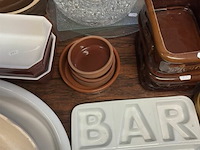 Diverse oven schalen op tafel - afbeelding 6 van  8