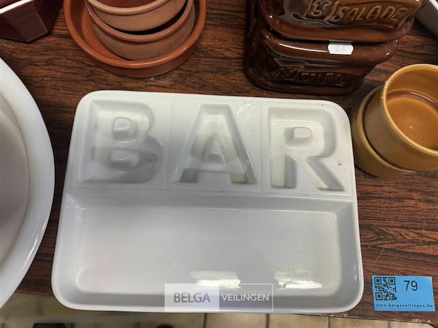 Diverse oven schalen op tafel - afbeelding 7 van  8