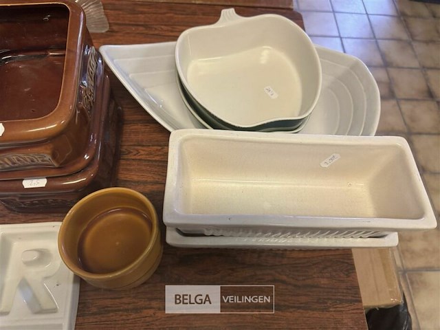 Diverse oven schalen op tafel - afbeelding 8 van  8