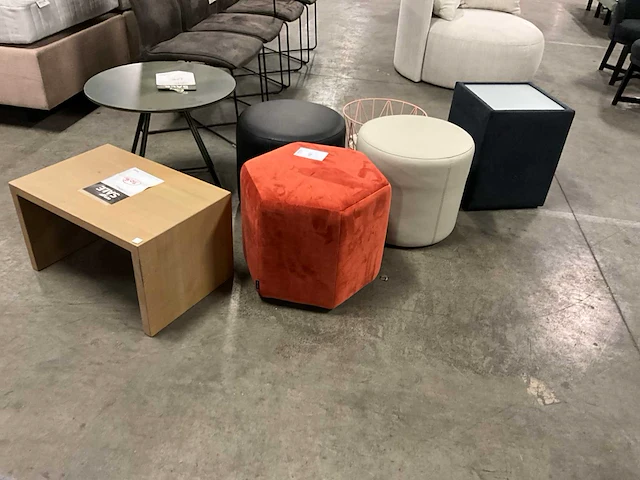Diverse poefs en bijzettafels (6x) - afbeelding 1 van  10
