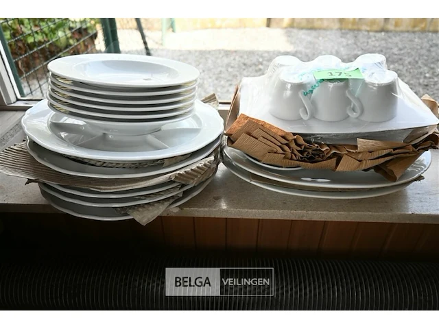 Diverse porseleinen servies - afbeelding 2 van  3
