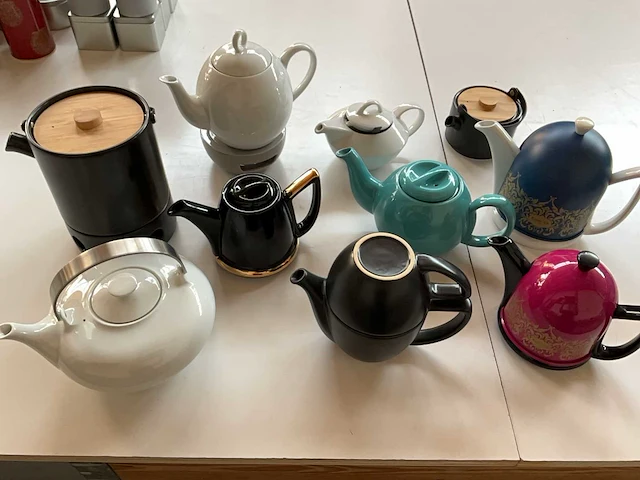 Diverse porseleinen theepotten (10x) - afbeelding 1 van  12