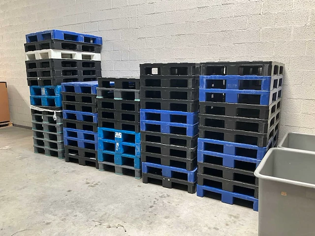 Diverse pvc palletten (54x) - afbeelding 1 van  8