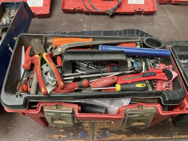 Diverse pvc werkkoffers met inhoud - afbeelding 3 van  7