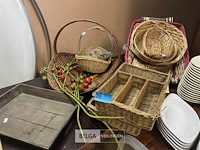 Diverse rieten manden & houten dienblad - afbeelding 1 van  5