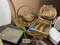 Diverse rieten manden & houten dienblad - afbeelding 2 van  5