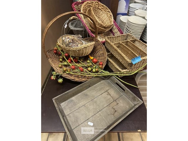 Diverse rieten manden & houten dienblad - afbeelding 3 van  5