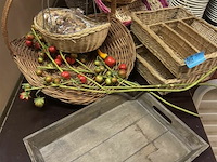 Diverse rieten manden & houten dienblad - afbeelding 3 van  5