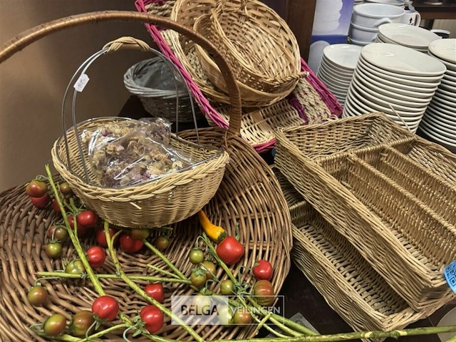 Diverse rieten manden & houten dienblad - afbeelding 5 van  5