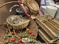 Diverse rieten manden & houten dienblad - afbeelding 5 van  5