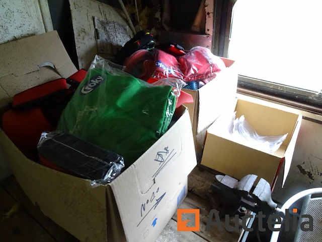 Diverse rode en blauwe maskers, 10 armbanden, 10 kazuifels - afbeelding 1 van  9