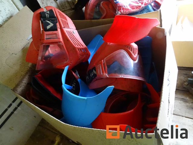 Diverse rode en blauwe maskers, 10 armbanden, 10 kazuifels - afbeelding 2 van  9
