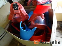 Diverse rode en blauwe maskers, 10 armbanden, 10 kazuifels - afbeelding 2 van  9