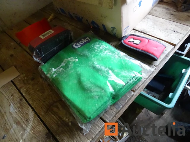 Diverse rode en blauwe maskers, 10 armbanden, 10 kazuifels - afbeelding 3 van  9