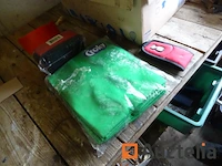 Diverse rode en blauwe maskers, 10 armbanden, 10 kazuifels - afbeelding 3 van  9