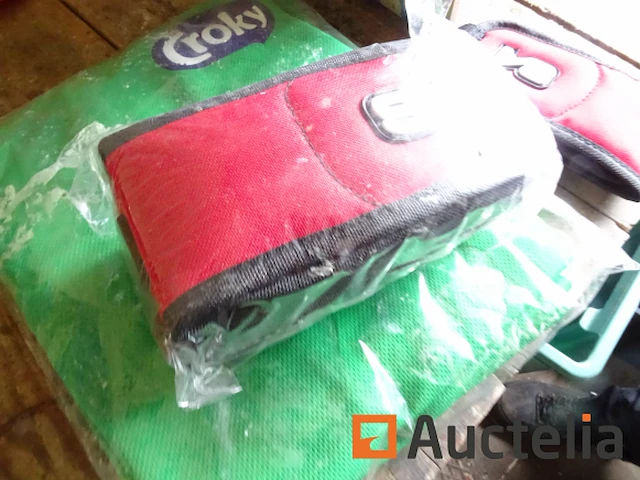 Diverse rode en blauwe maskers, 10 armbanden, 10 kazuifels - afbeelding 4 van  9
