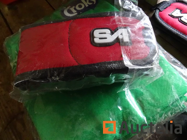 Diverse rode en blauwe maskers, 10 armbanden, 10 kazuifels - afbeelding 5 van  9