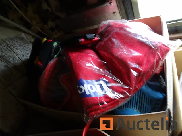 Diverse rode en blauwe maskers, 10 armbanden, 10 kazuifels - afbeelding 6 van  9