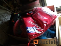 Diverse rode en blauwe maskers, 10 armbanden, 10 kazuifels - afbeelding 6 van  9