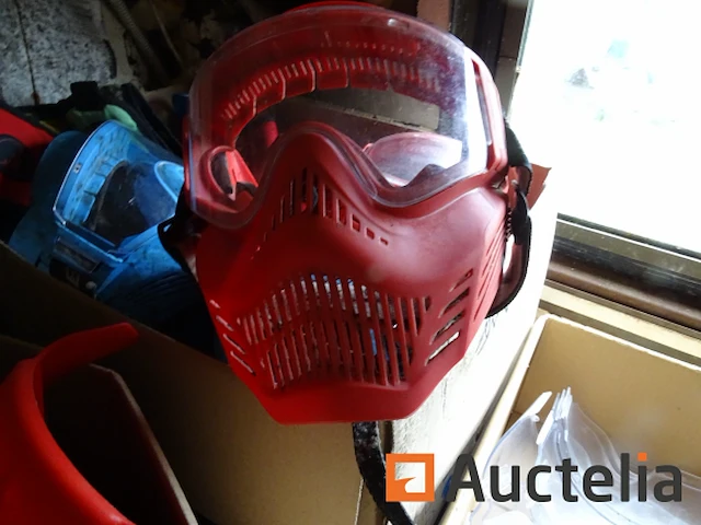 Diverse rode en blauwe maskers, 10 armbanden, 10 kazuifels - afbeelding 7 van  9
