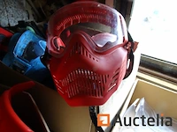 Diverse rode en blauwe maskers, 10 armbanden, 10 kazuifels - afbeelding 7 van  9