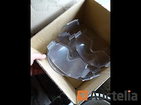 Diverse rode en blauwe maskers, 10 armbanden, 10 kazuifels - afbeelding 8 van  9