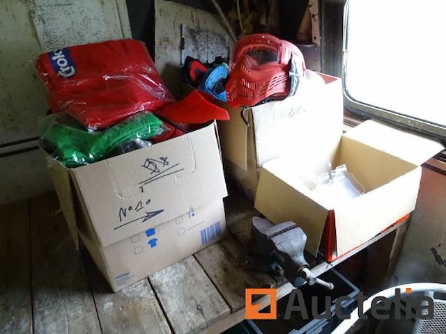 Diverse rode en blauwe maskers, 10 armbanden, 10 kazuifels - afbeelding 9 van  9