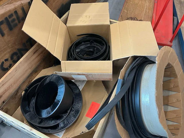 Diverse rubbers en borstels - afbeelding 1 van  7