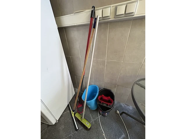 Diverse schoonmaak- en reinigingsmiddelen - afbeelding 1 van  2