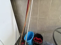 Diverse schoonmaak- en reinigingsmiddelen - afbeelding 1 van  2