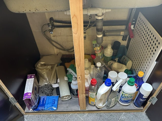 Diverse schoonmaak- en reinigingsmiddelen - afbeelding 2 van  2