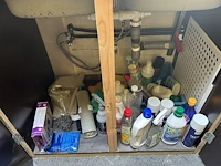 Diverse schoonmaak- en reinigingsmiddelen - afbeelding 2 van  2
