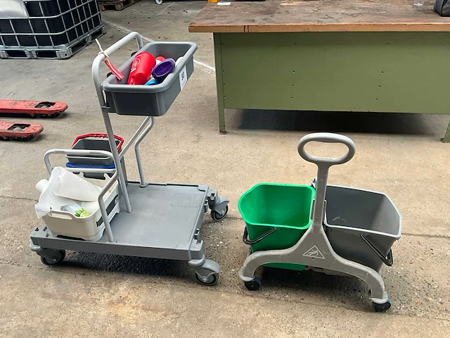 Diverse schoonmaakwagens (2x) - afbeelding 1 van  5