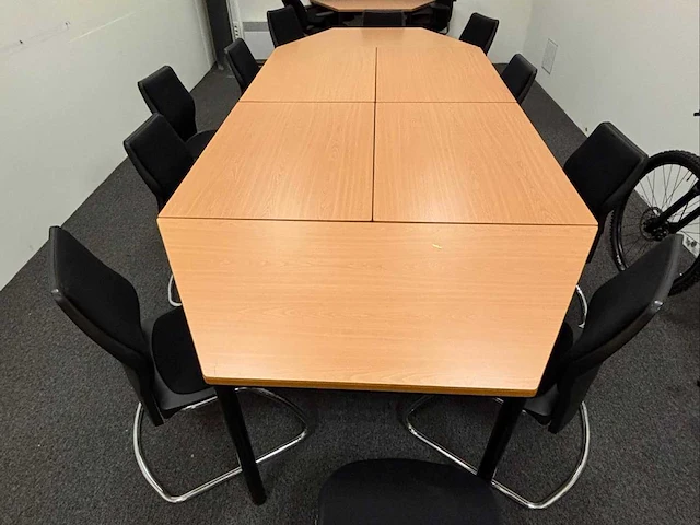 Diverse set bureaus, tafels en stoelen. - afbeelding 2 van  10