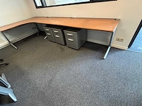 Diverse set bureaus, tafels en stoelen. - afbeelding 3 van  10