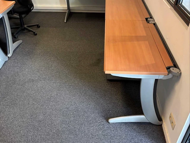 Diverse set bureaus, tafels en stoelen. - afbeelding 4 van  10