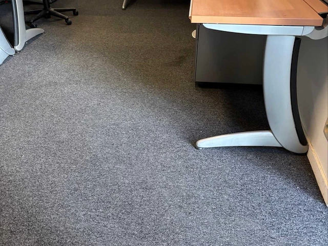 Diverse set bureaus, tafels en stoelen. - afbeelding 8 van  10