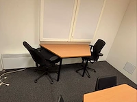 Diverse set bureaus, tafels en stoelen. - afbeelding 9 van  10