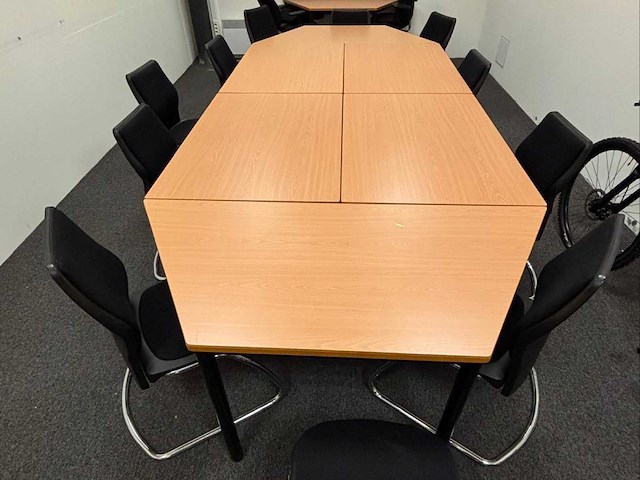 Diverse set bureaus, tafels en stoelen. - afbeelding 2 van  10