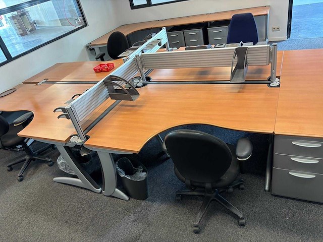 Diverse set bureaus, tafels en stoelen. - afbeelding 1 van  10