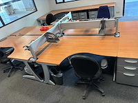 Diverse set bureaus, tafels en stoelen. - afbeelding 1 van  10