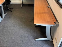 Diverse set bureaus, tafels en stoelen. - afbeelding 4 van  10