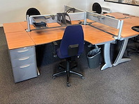 Diverse set bureaus, tafels en stoelen. - afbeelding 5 van  10