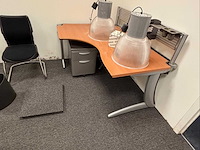 Diverse set bureaus, tafels en stoelen. - afbeelding 6 van  10